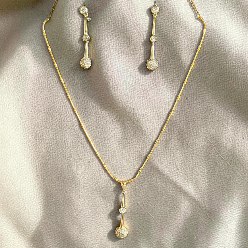 Vintage Gold Tone Rhinestone Necklace & Earrings Set